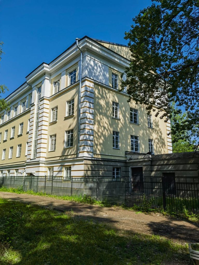 Угловой вид здания