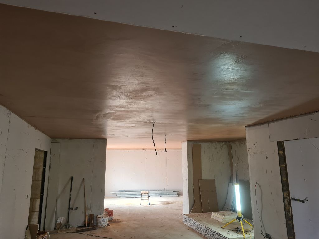 Smooth ceiling with spotless finishing