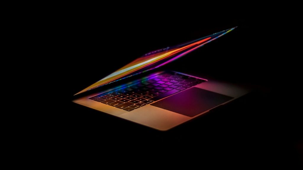 MacBook Pro avec éclairage coloré